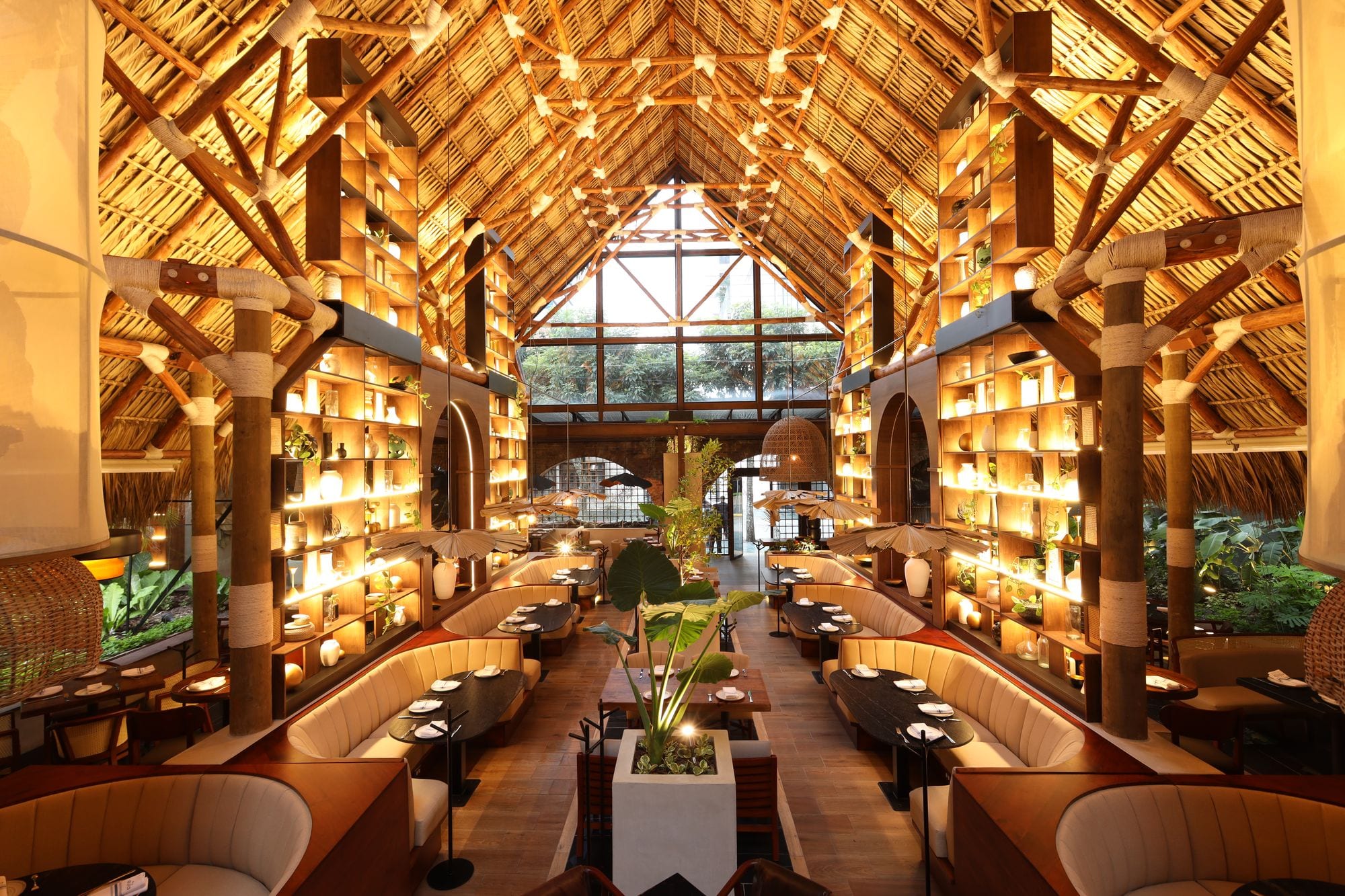 Salón principal de Cielito Grill con techo de palapa de doble altura