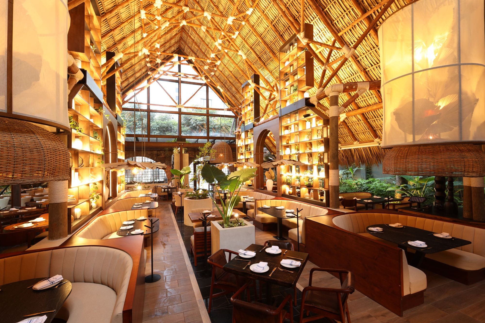 Salón con ventanales y vegetación