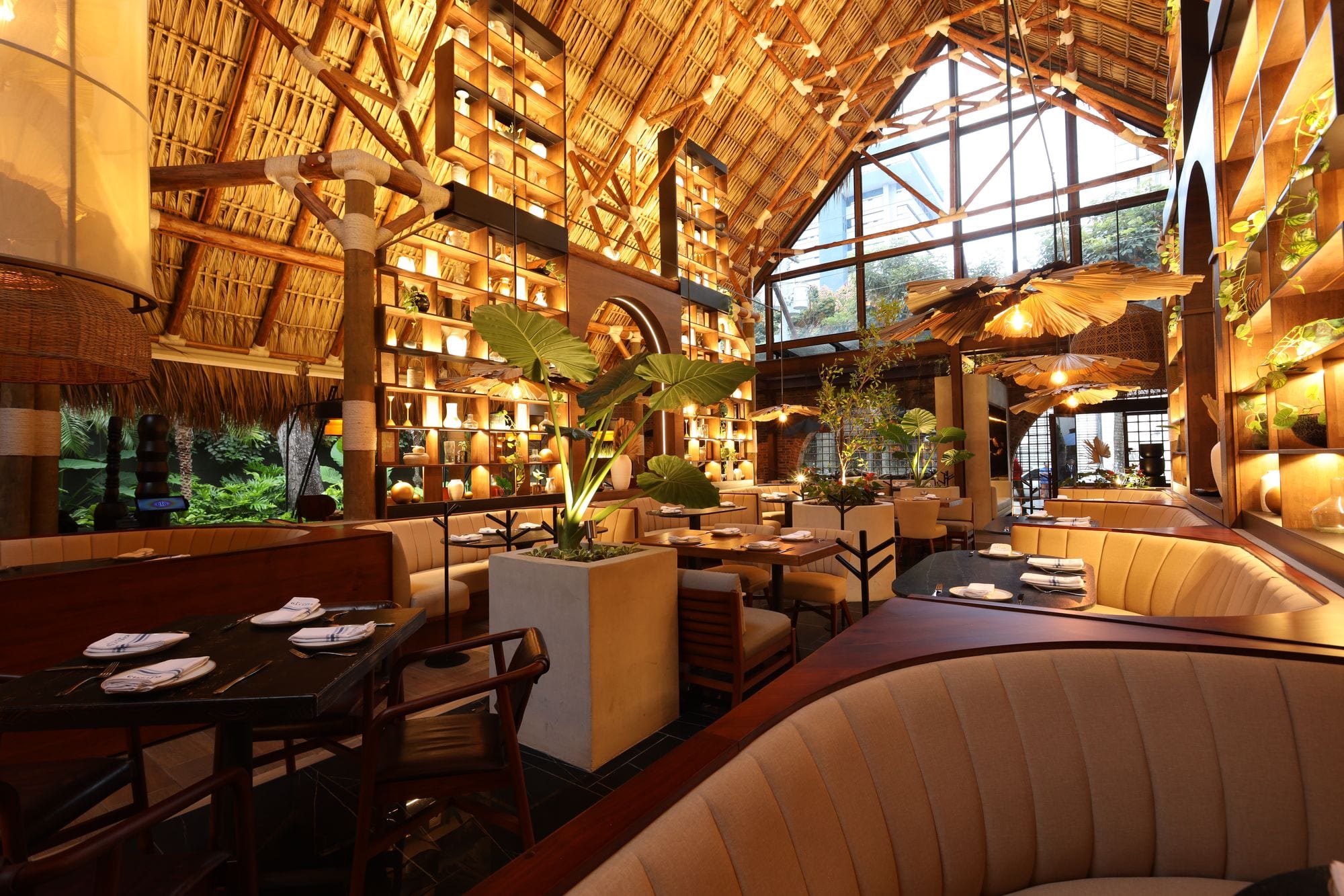 Comedor con booths, madera y vegetación