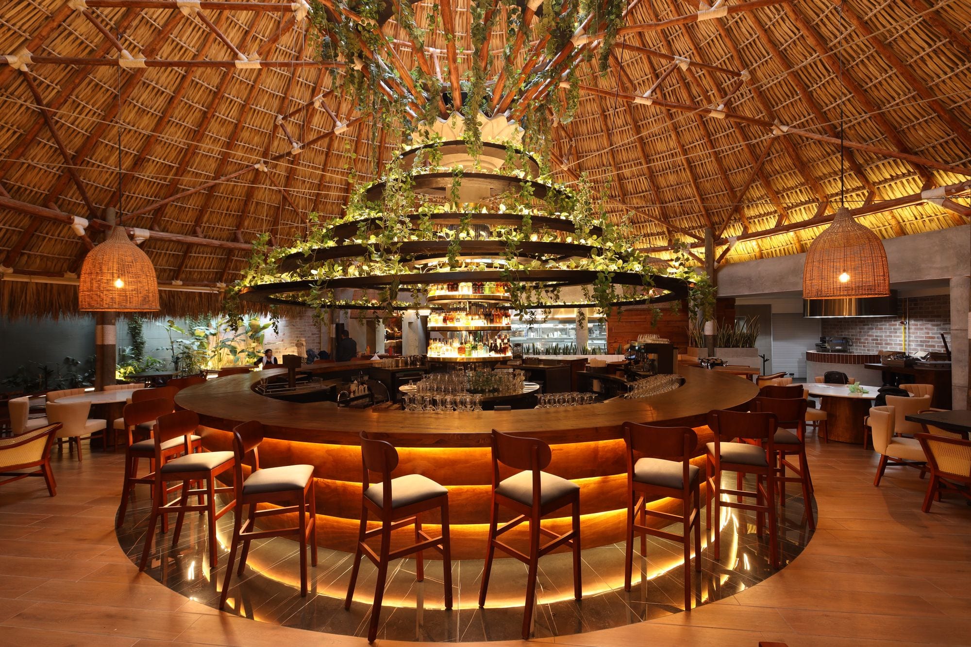 Barra circular del restaurante bajo el techo de palapa