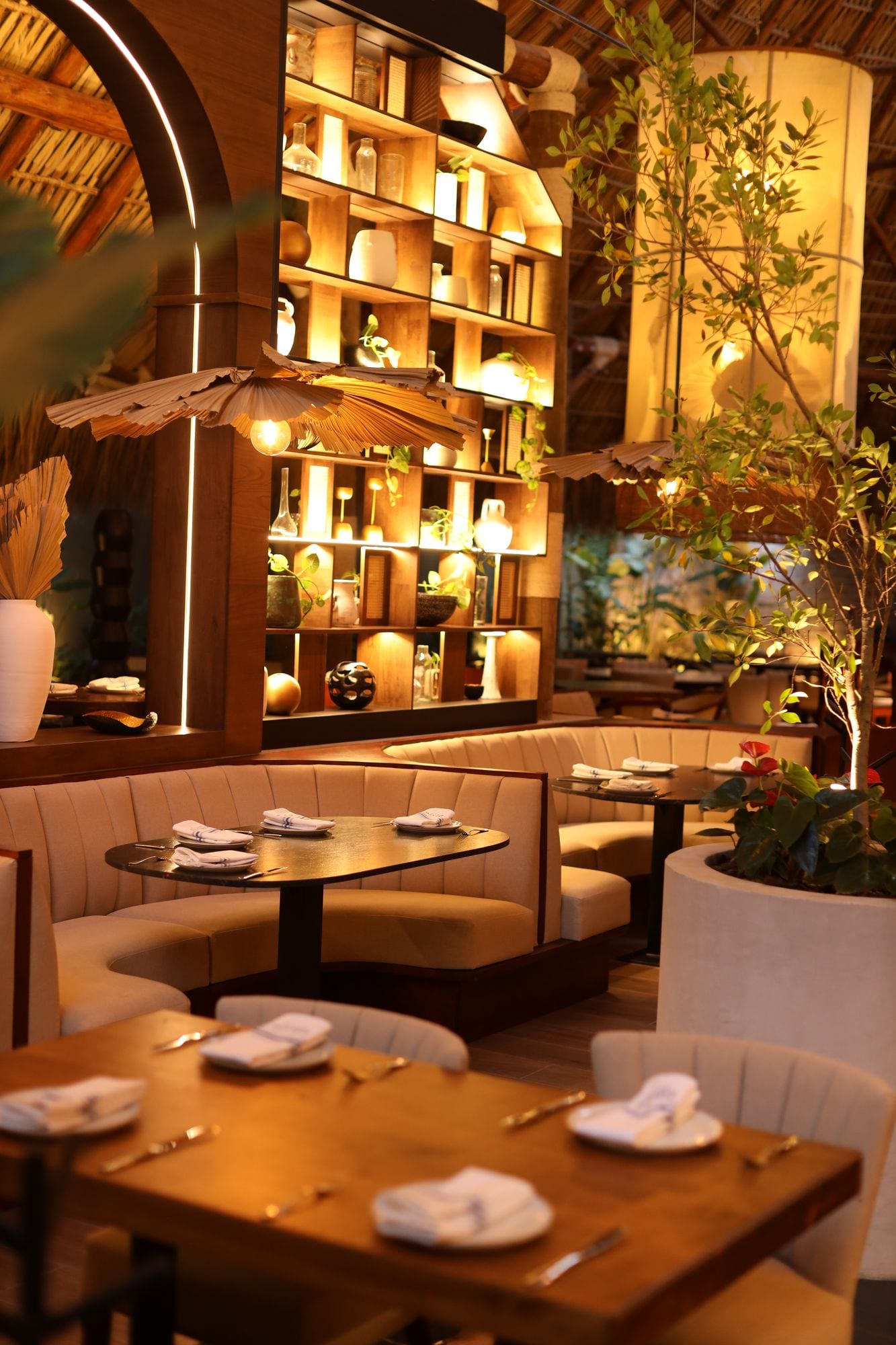 Mesa montada entre plantas