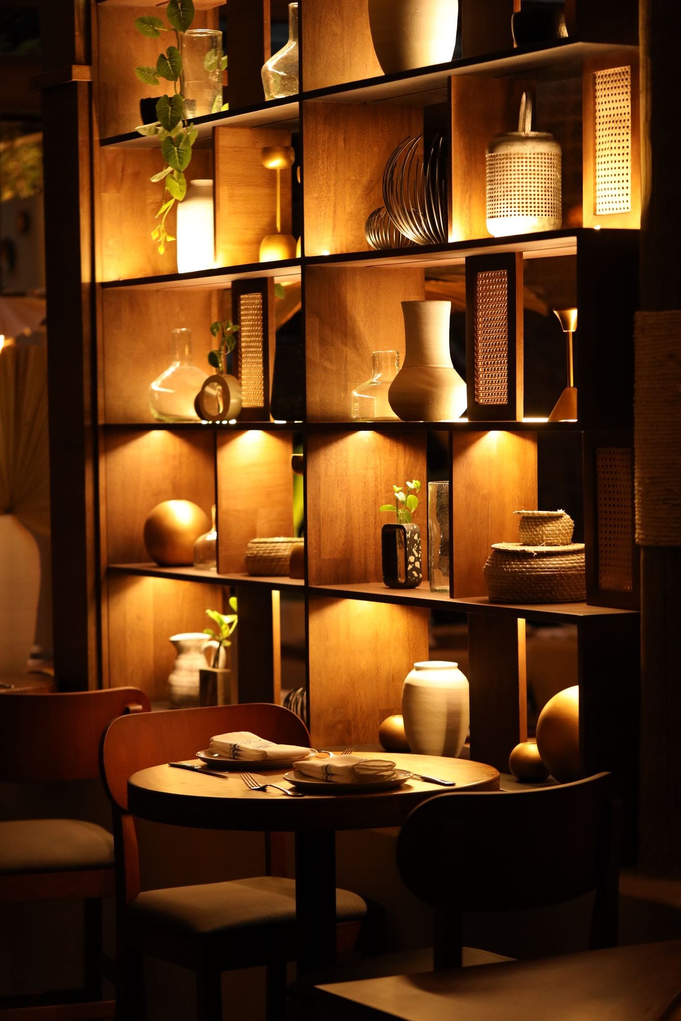 Detalle de estantería con iluminación cálida